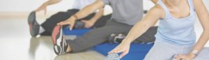 Le coach et ses élèves en pleine séance de stretching