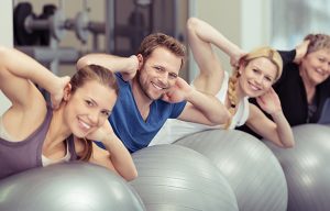 Groupe de personne souriante participant au cours de Global Gym