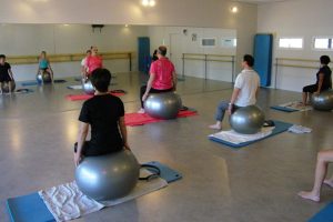 Votre coach sportif et son groupe en pleine séance de Pilates