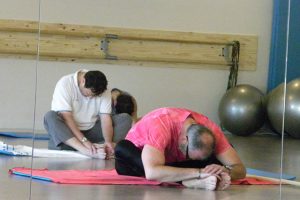 Votre coach sportif et son groupe en pleine séance de Pilates