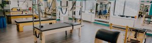 Salle de sport équipée pour des séances de cardio pilates